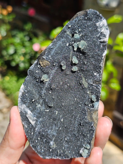 Géode de Prehnite sur Calcédoine noire AC17