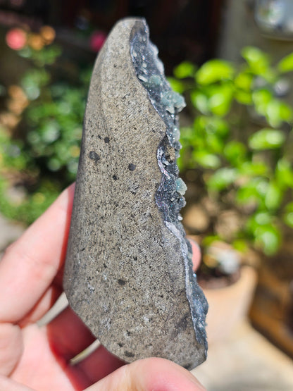 Géode de Prehnite sur Calcédoine noire AC17