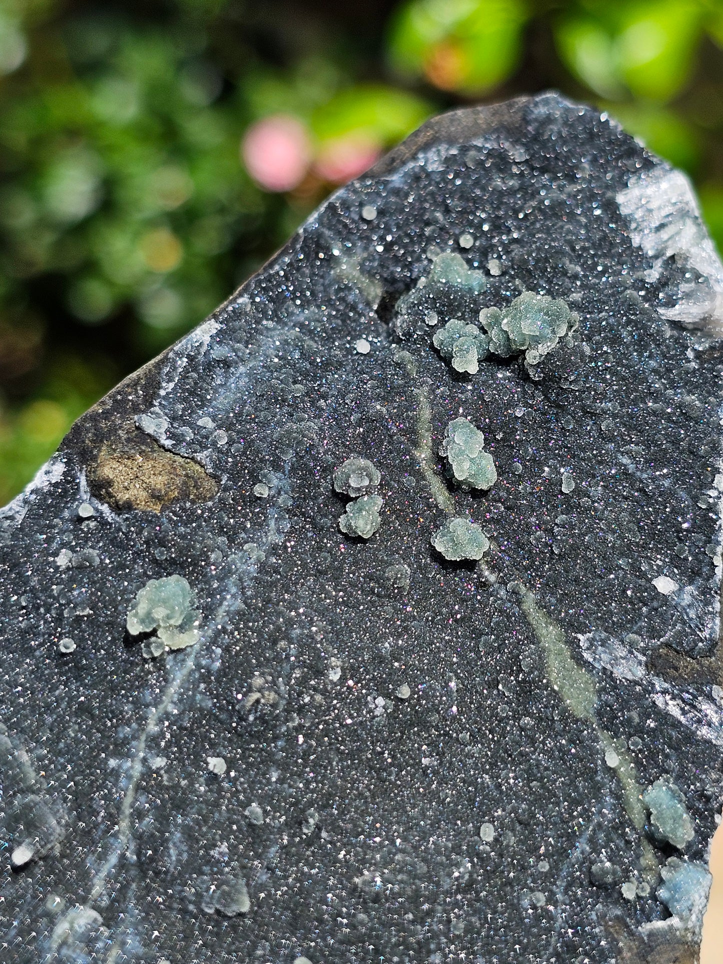 Géode de Prehnite sur Calcédoine noire AC17