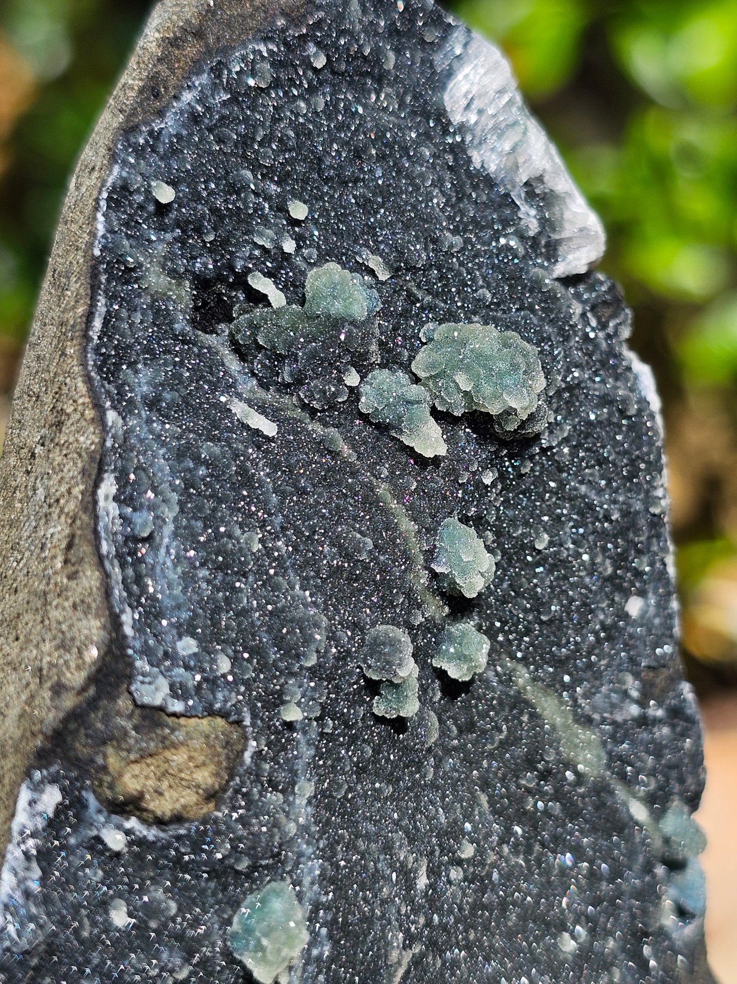 Géode de Prehnite sur Calcédoine noire AC17