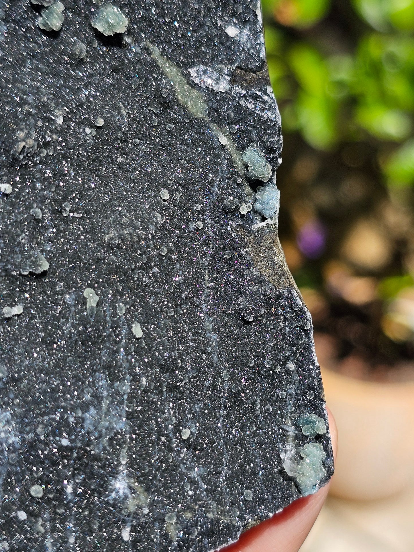 Géode de Prehnite sur Calcédoine noire AC17