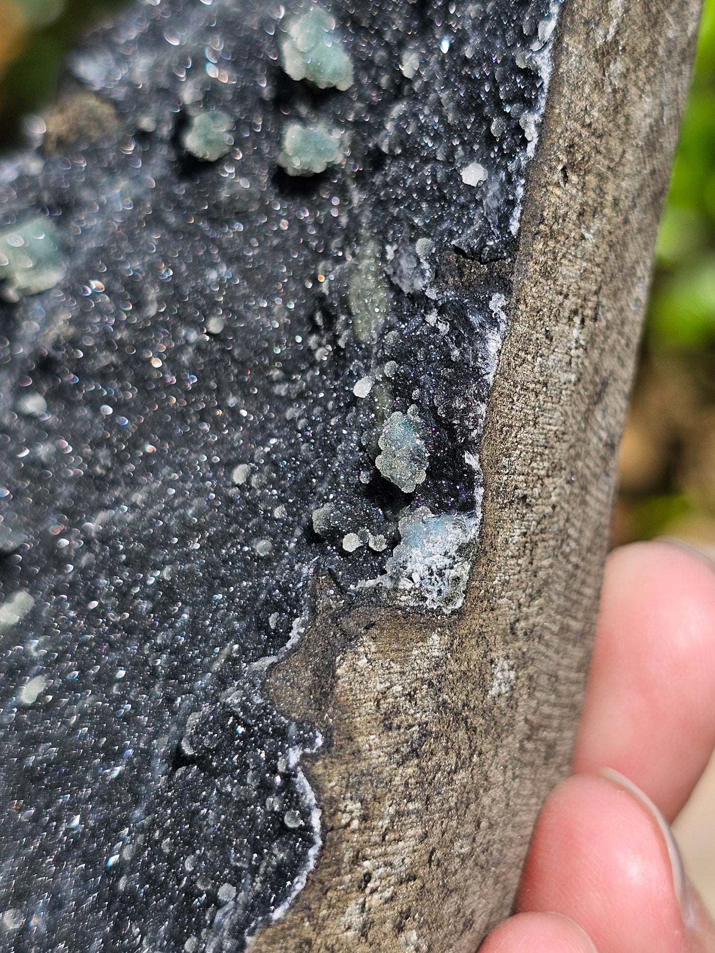 Géode de Prehnite sur Calcédoine noire AC17