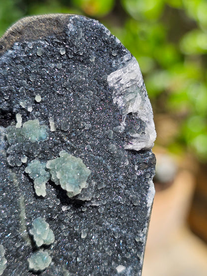 Géode de Prehnite sur Calcédoine noire AC17