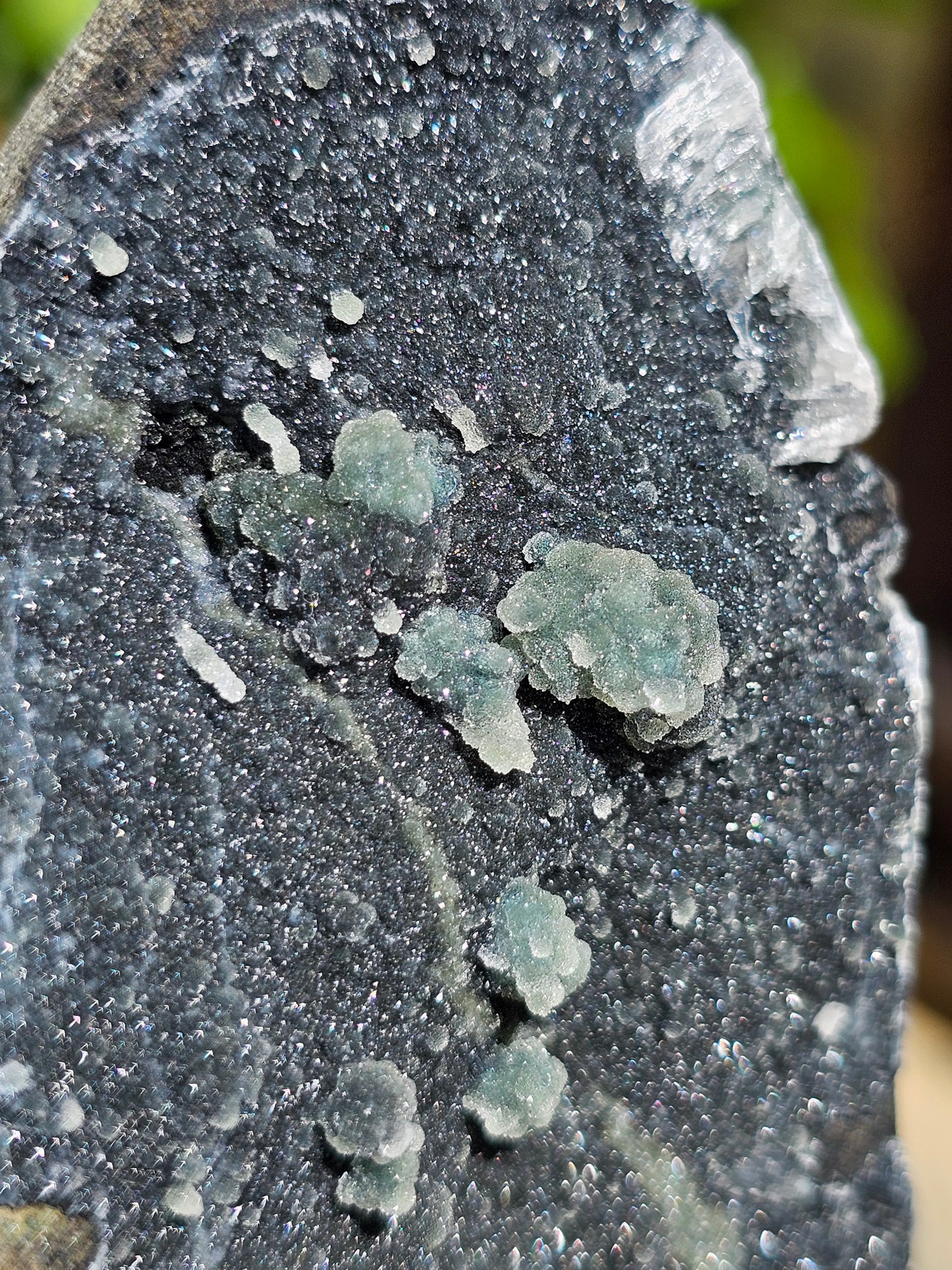 Géode de Prehnite sur Calcédoine noire AC17