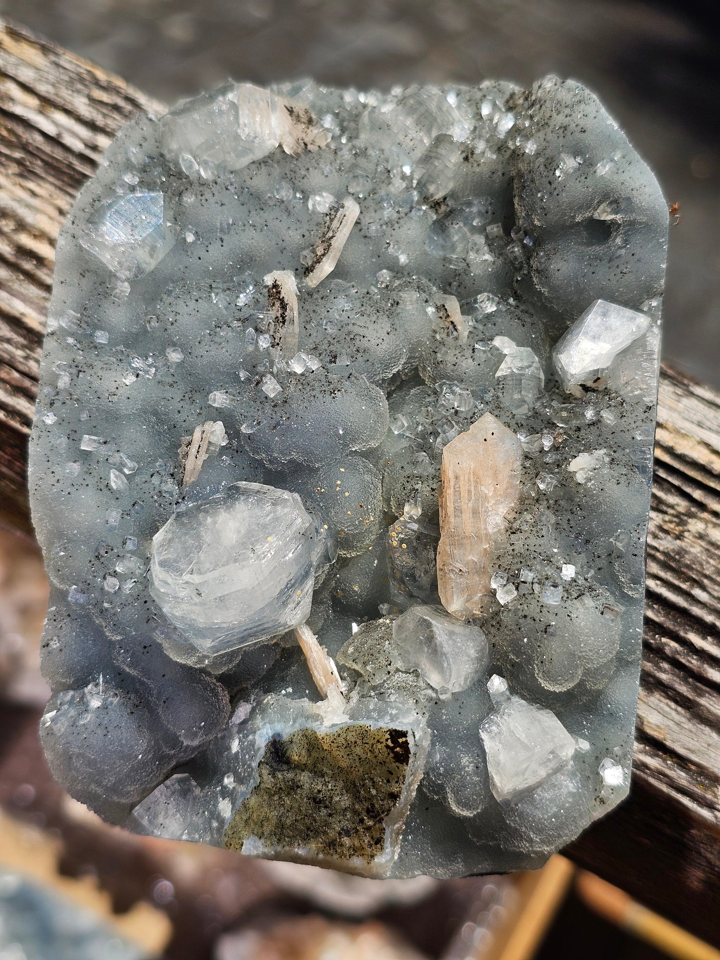 Apophyllite et Stilbite sur Calcédoine bleue AC18