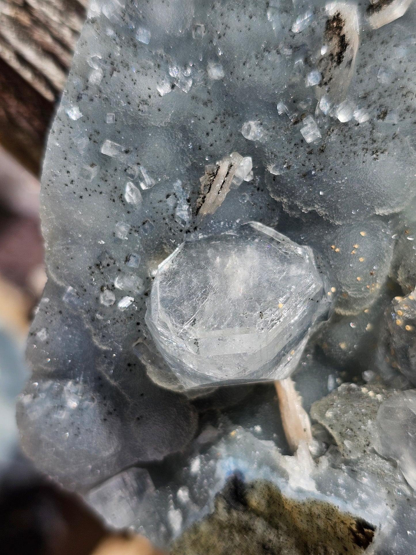 Apophyllite et Stilbite sur Calcédoine bleue AC18