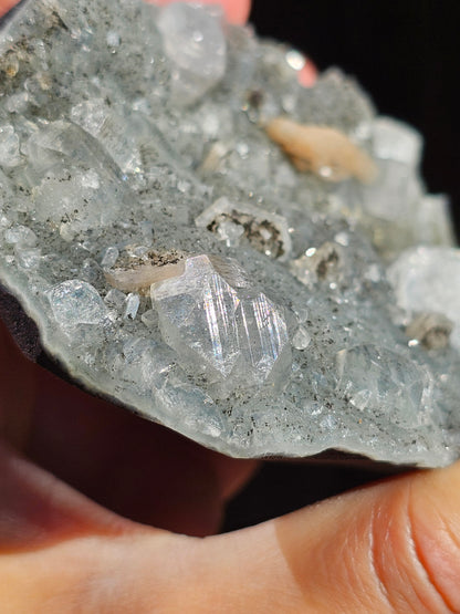 Apophyllite et Stilbite sur Calcédoine bleue AC18