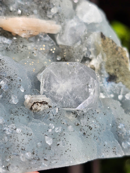 Apophyllite et Stilbite sur Calcédoine bleue AC18