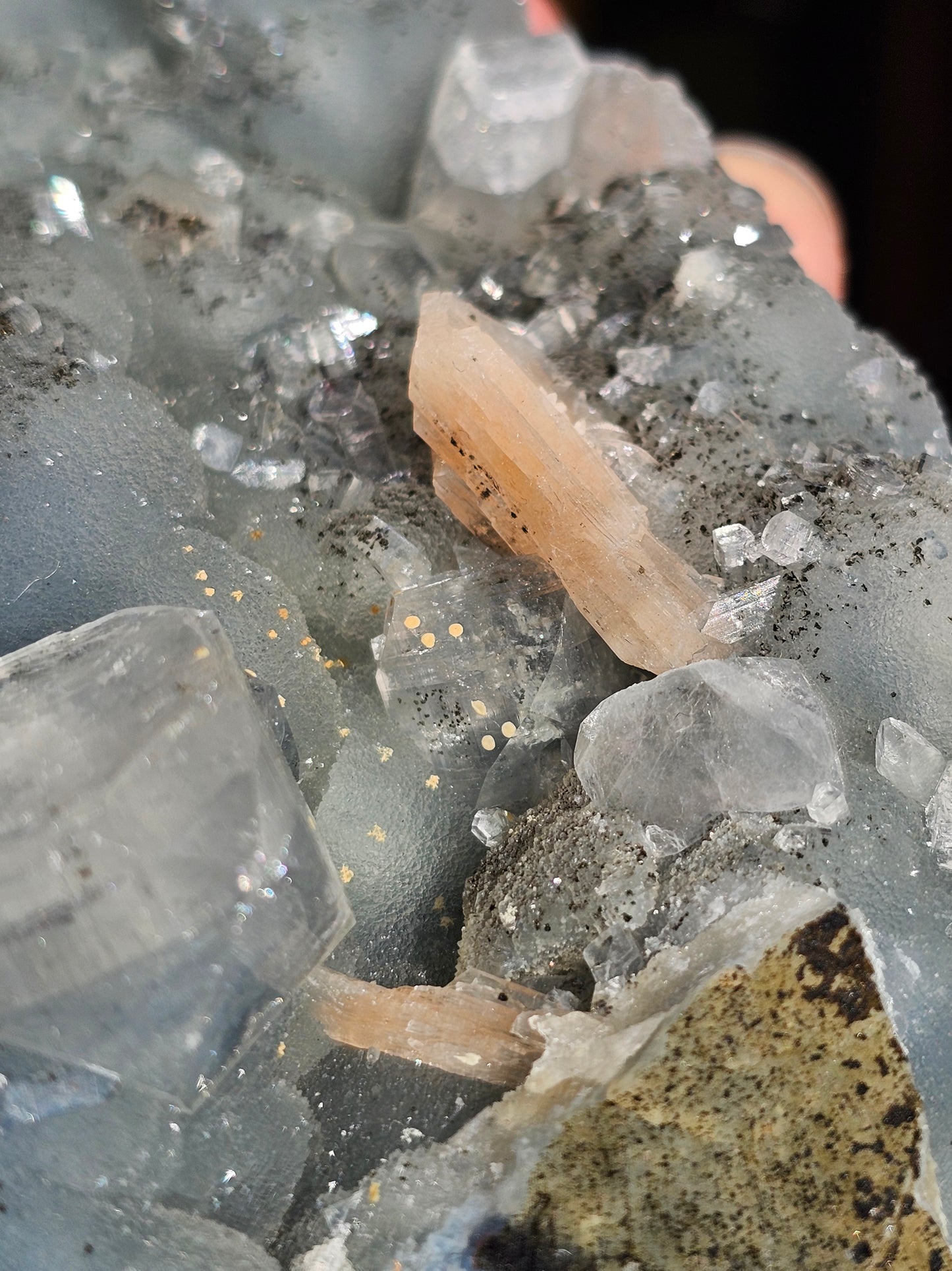 Apophyllite et Stilbite sur Calcédoine bleue AC18