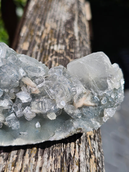 Apophyllite et Stilbite sur Calcédoine bleue AC19