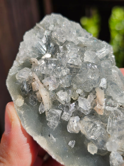 Apophyllite et Stilbite sur Calcédoine bleue AC19