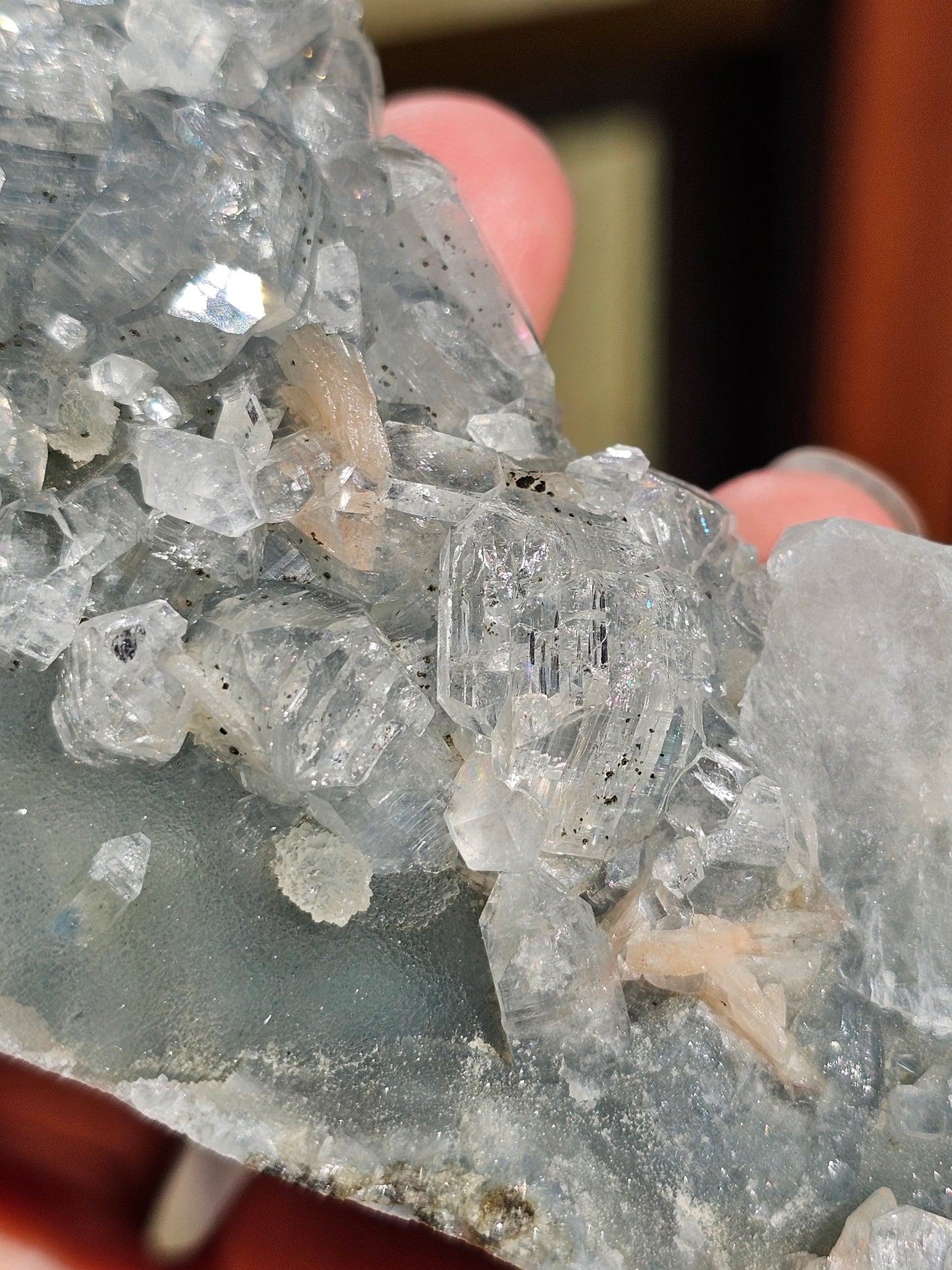 Apophyllite et Stilbite sur Calcédoine bleue AC19