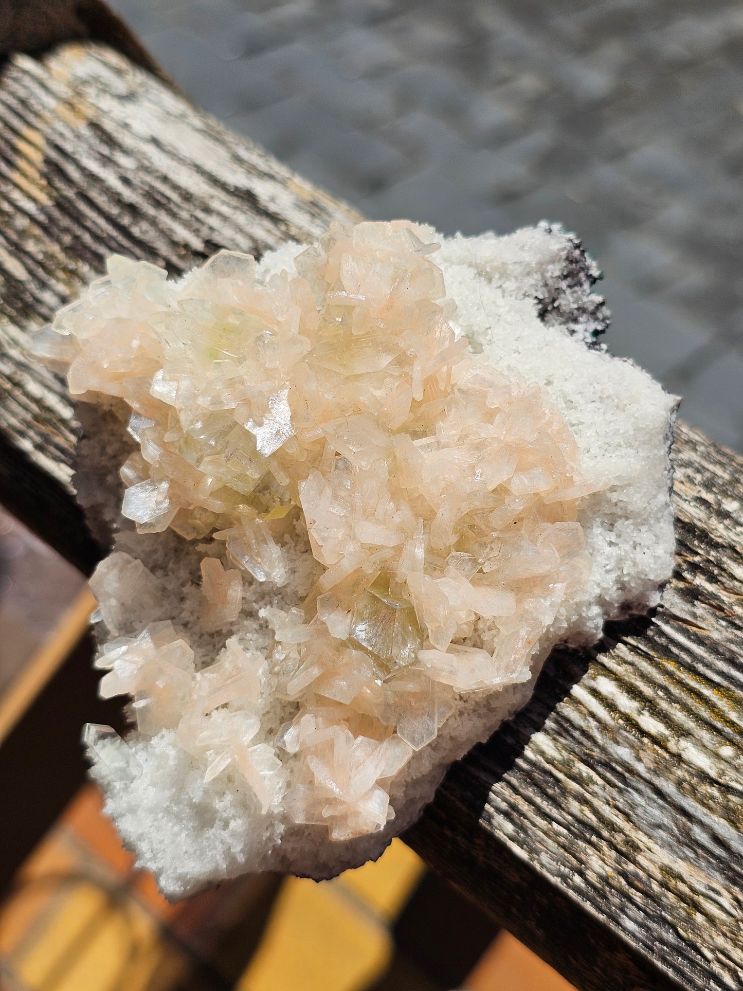 Apophyllite, Apophyllite verte, Stilbite sur Calcédoine blanche S