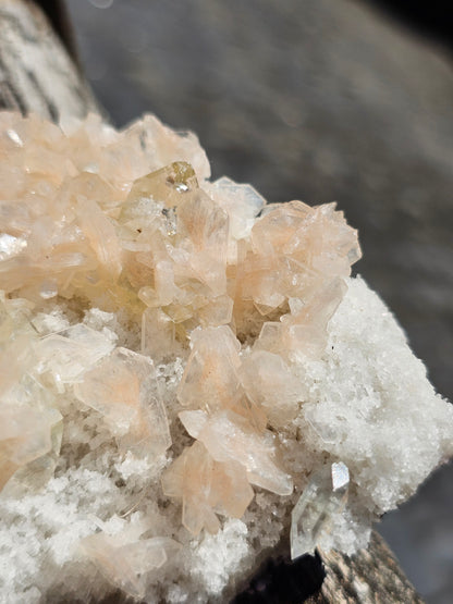 Apophyllite, Apophyllite verte, Stilbite sur Calcédoine blanche S