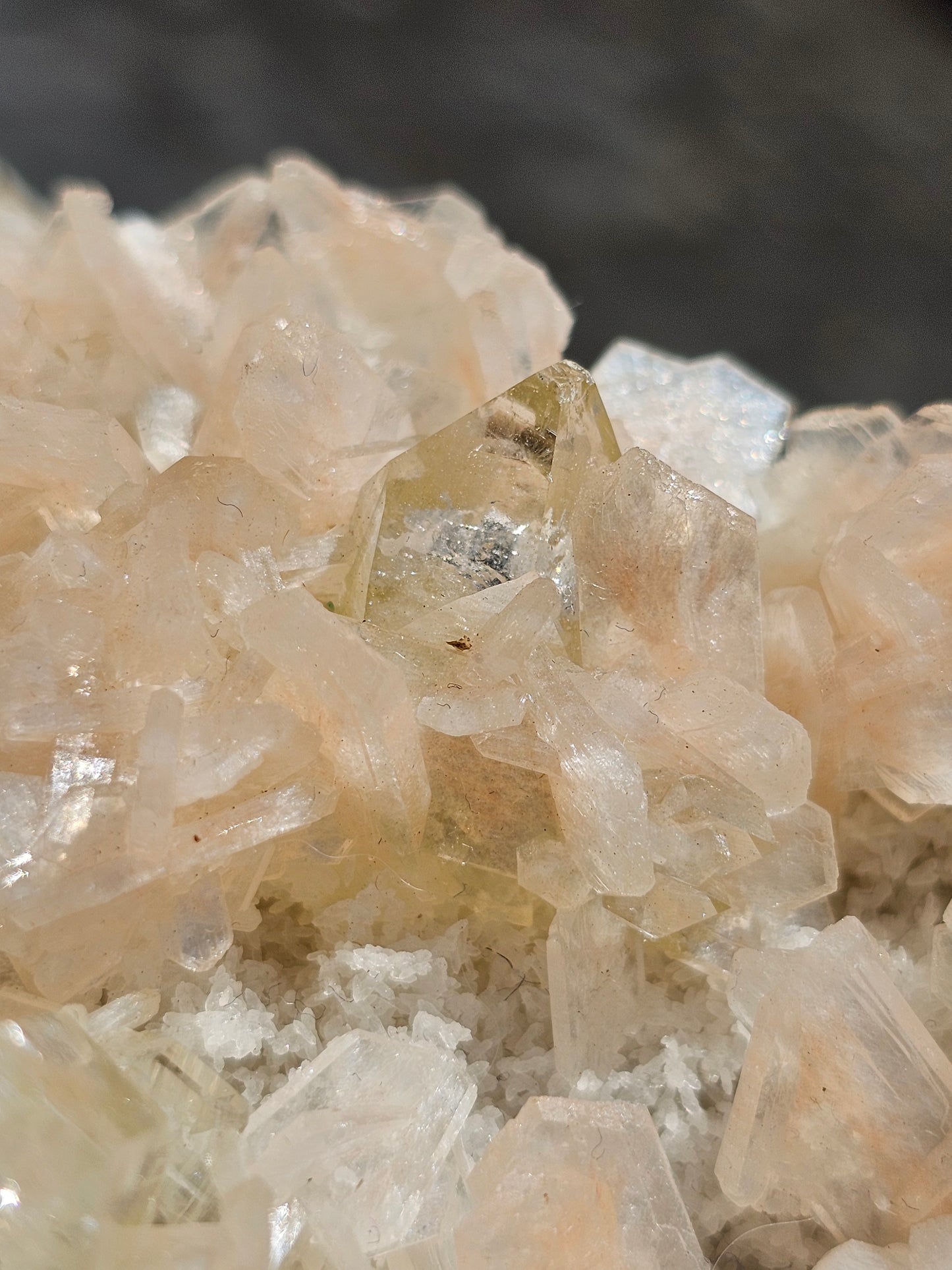 Apophyllite, Apophyllite verte, Stilbite sur Calcédoine blanche S