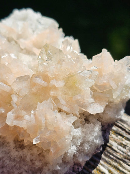 Apophyllite, Apophyllite verte, Stilbite sur Calcédoine blanche S