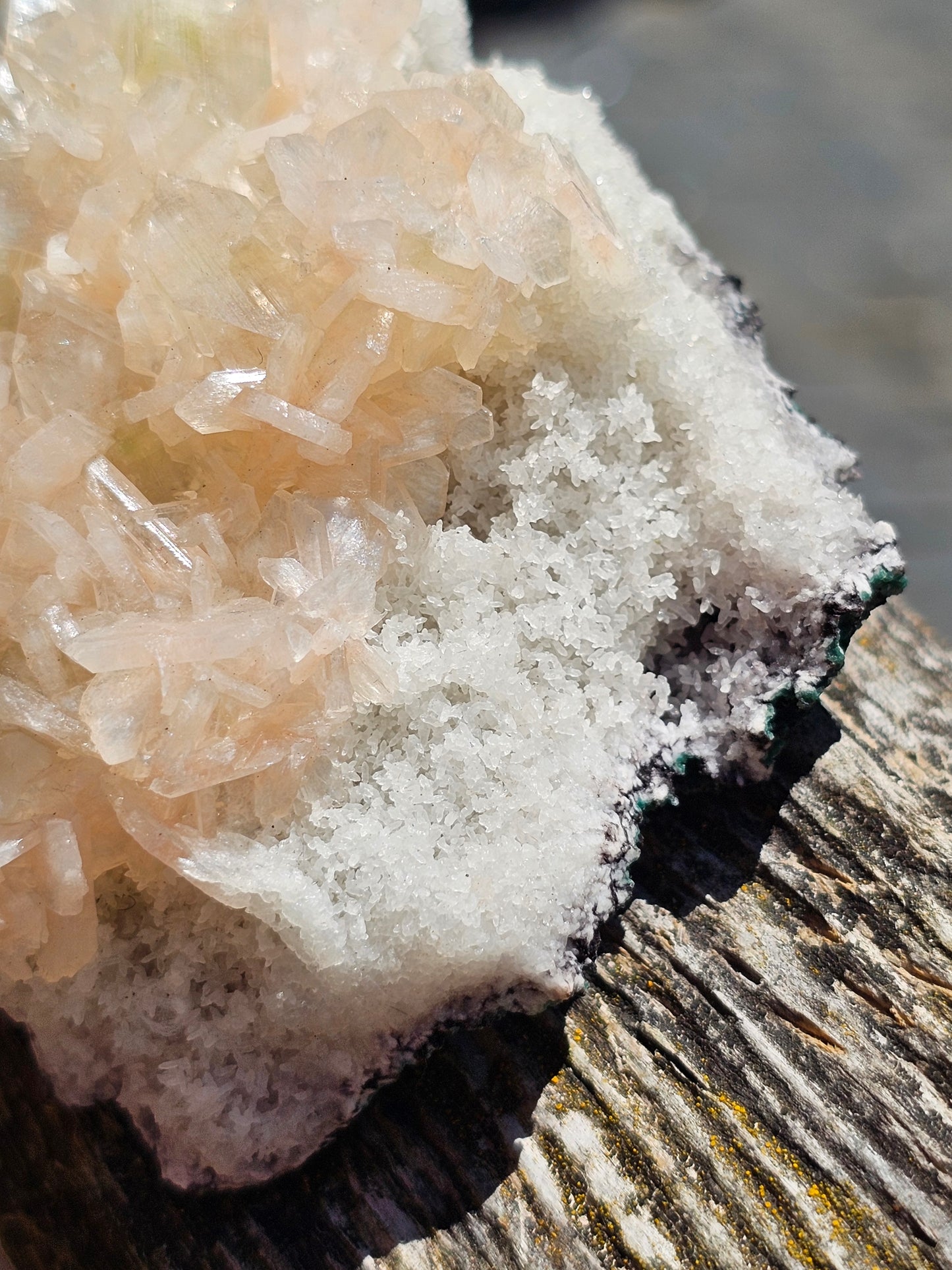 Apophyllite, Apophyllite verte, Stilbite sur Calcédoine blanche S