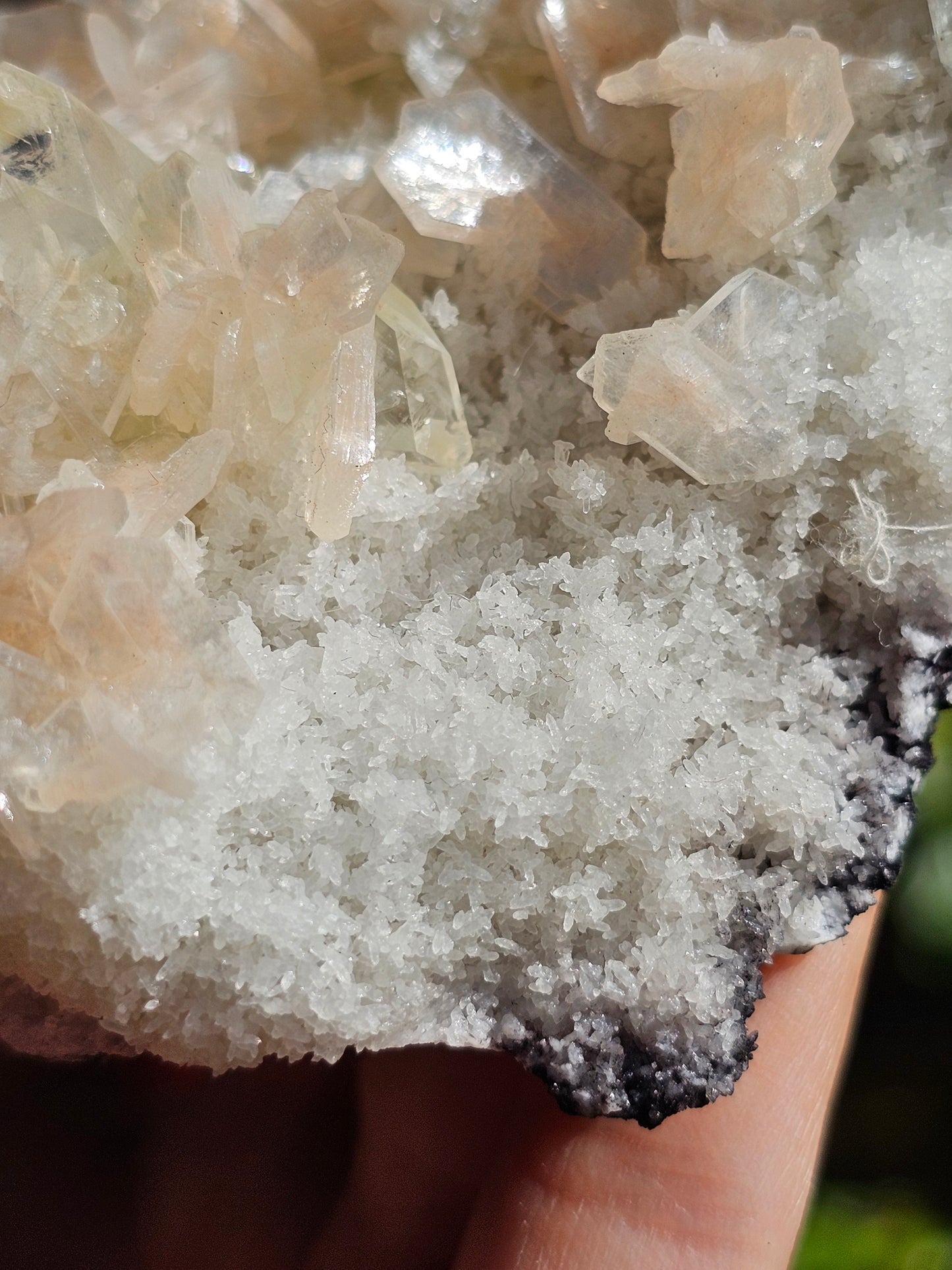 Apophyllite, Apophyllite verte, Stilbite sur Calcédoine blanche S