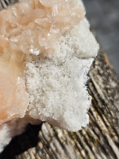 Apophyllite, Apophyllite verte, Stilbite sur Calcédoine blanche U