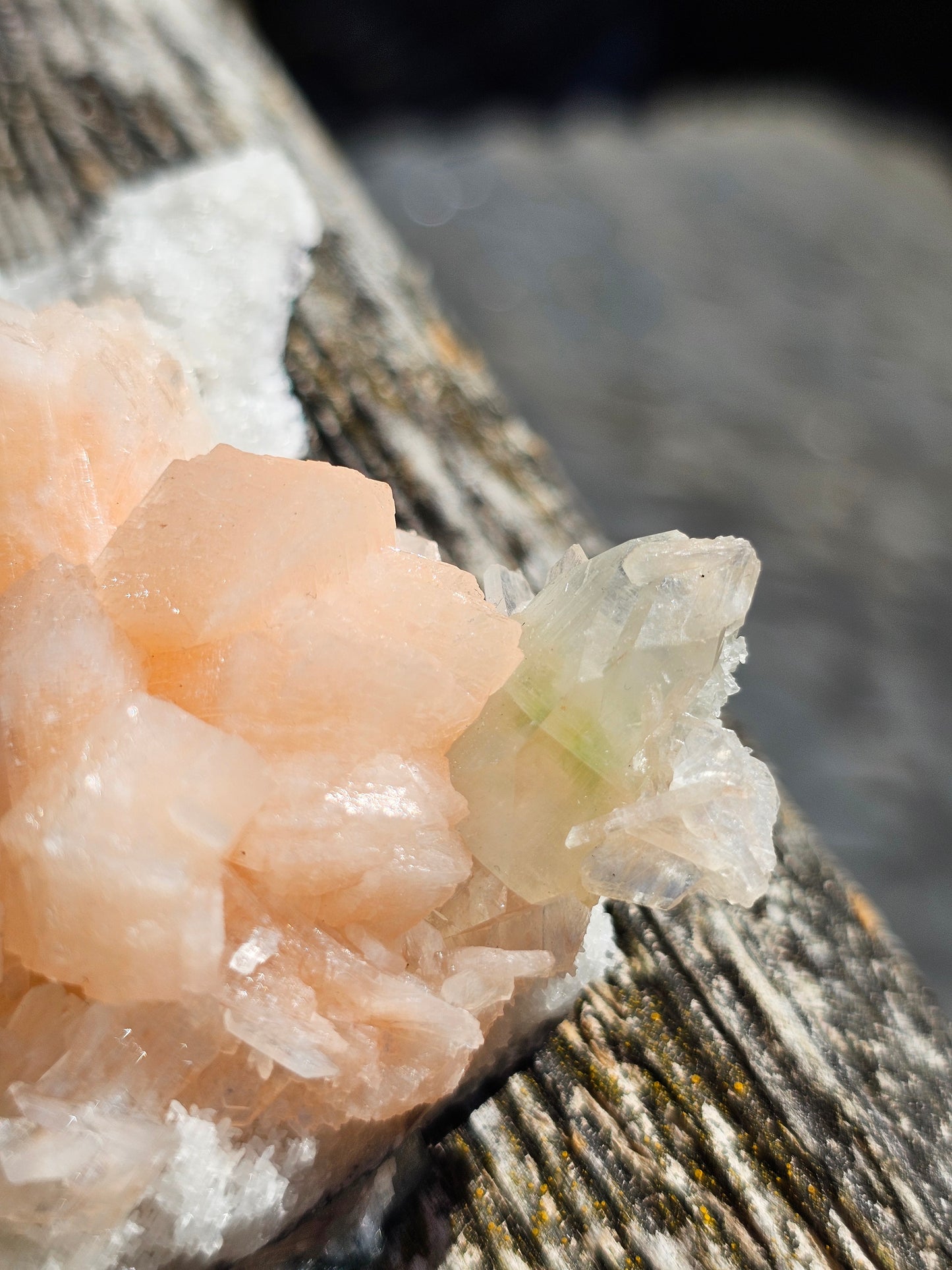 Apophyllite, Apophyllite verte, Stilbite sur Calcédoine blanche U