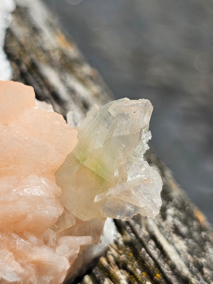 Apophyllite, Apophyllite verte, Stilbite sur Calcédoine blanche U