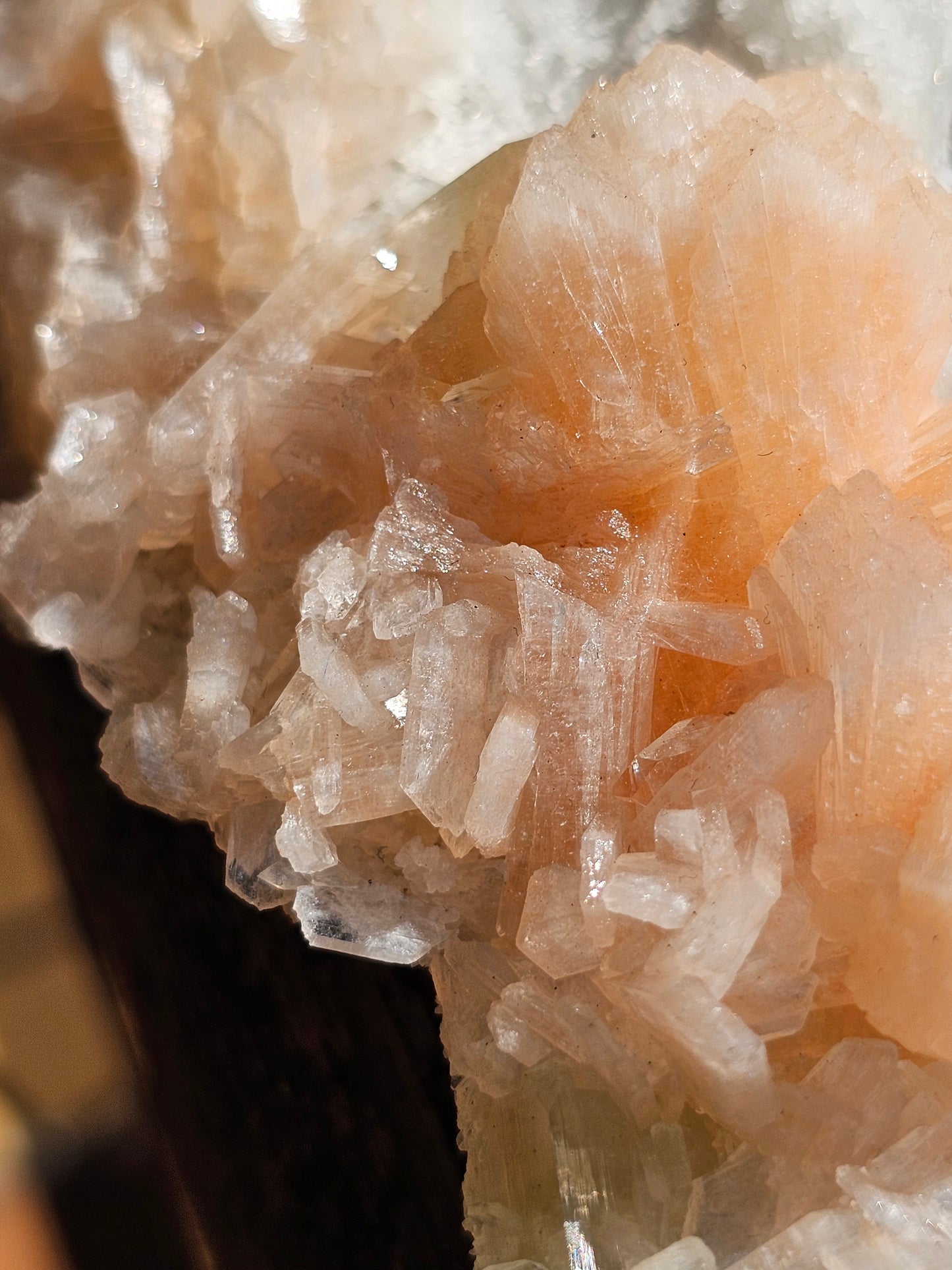 Apophyllite, Apophyllite verte, Stilbite sur Calcédoine blanche U