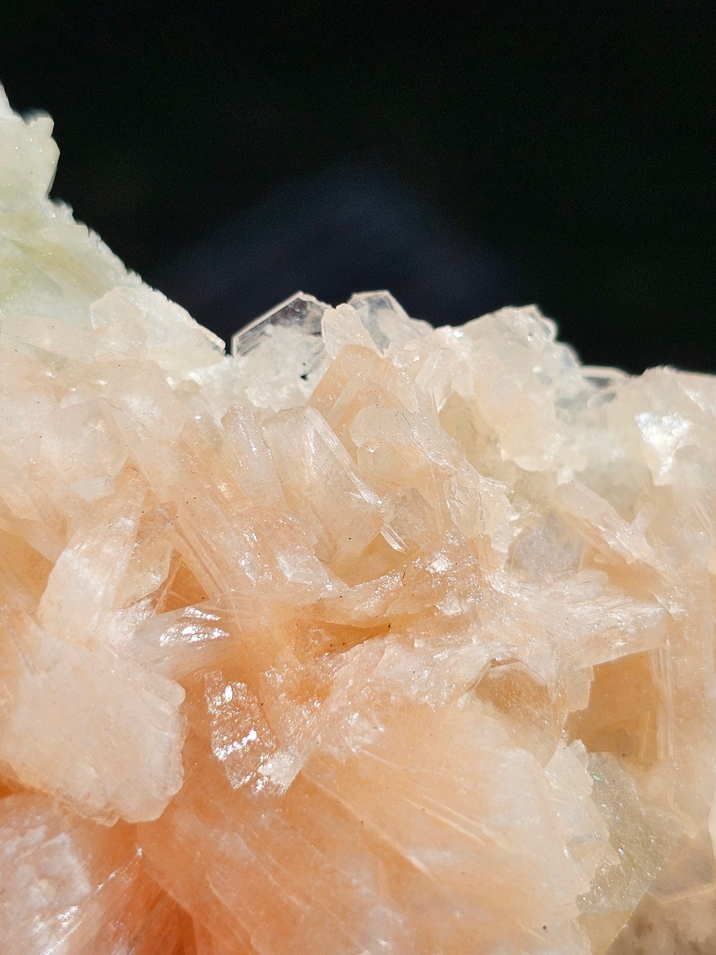 Apophyllite, Apophyllite verte, Stilbite sur Calcédoine blanche U