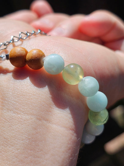 Bracelet réglable en Garniérite (pierre de lune verte), Prehnite et bois