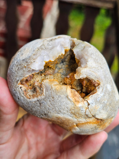 Géode entière Agate et Calcédoine de Normandie (réactive UV)