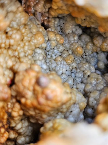 Géode entière Agate et Calcédoine de Normandie (réactive UV)