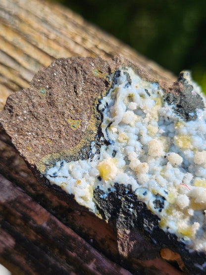 Calcédoine corail bleu avec Okénite et calcite CC21