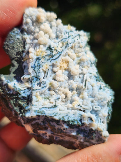 Calcédoine corail bleu avec Okénite, calcite et agate mousse CC22