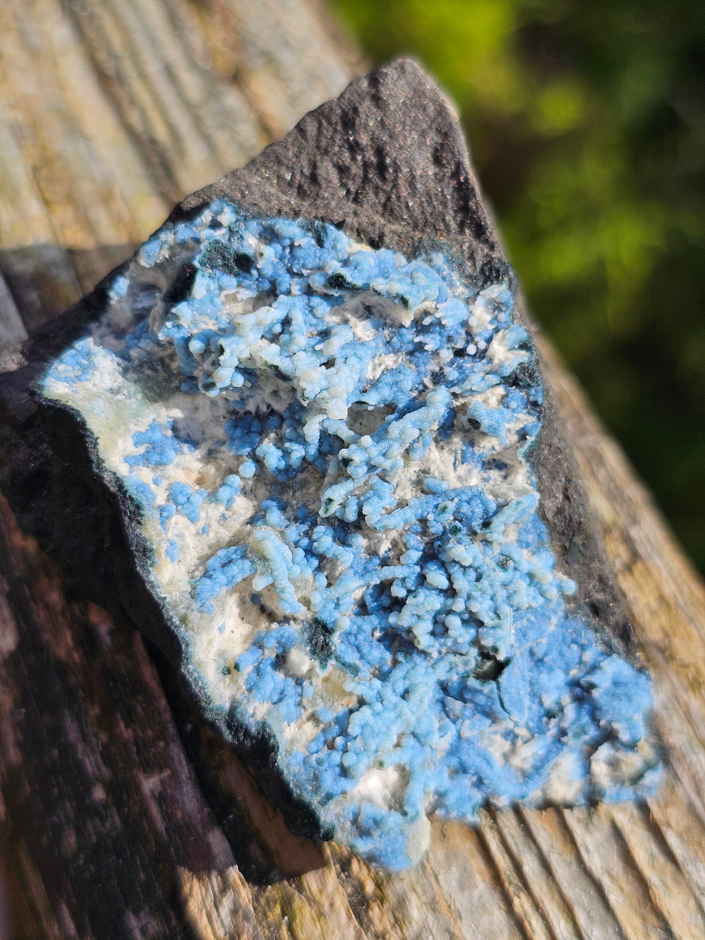 Calcédoine corail bleu avec Okénite et calcite CC24