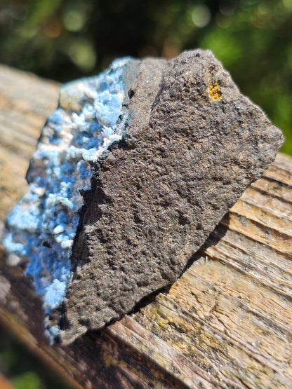 Calcédoine corail bleu avec Okénite et calcite CC24