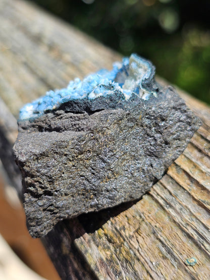 Calcédoine corail bleu avec Okénite et calcite CC24