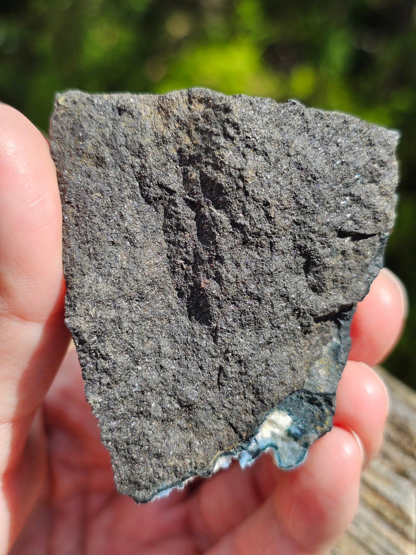 Calcédoine corail bleu avec Okénite et calcite CC24