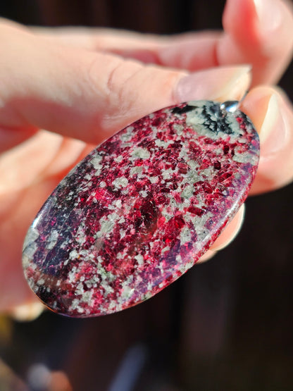 Superbe Pendentif en Eudialyte