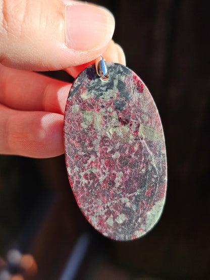 Superbe Pendentif en Eudialyte