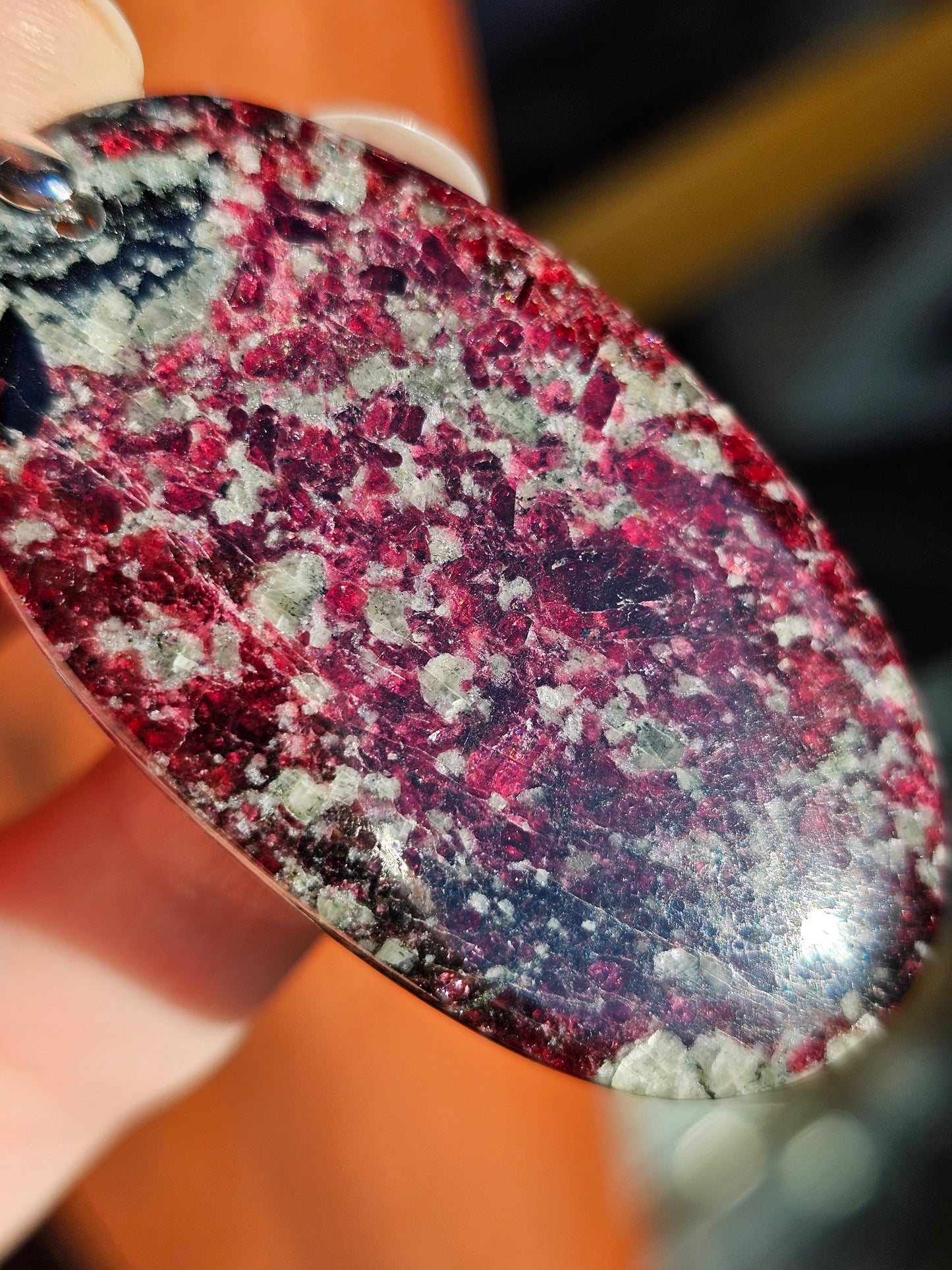 Superbe Pendentif en Eudialyte