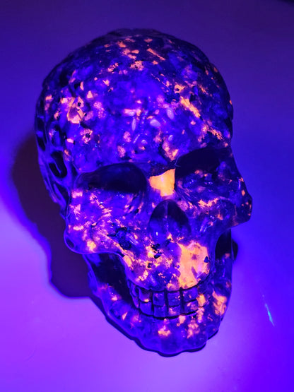 Crâne sculpté en Yooperlite (réactif aux UV)