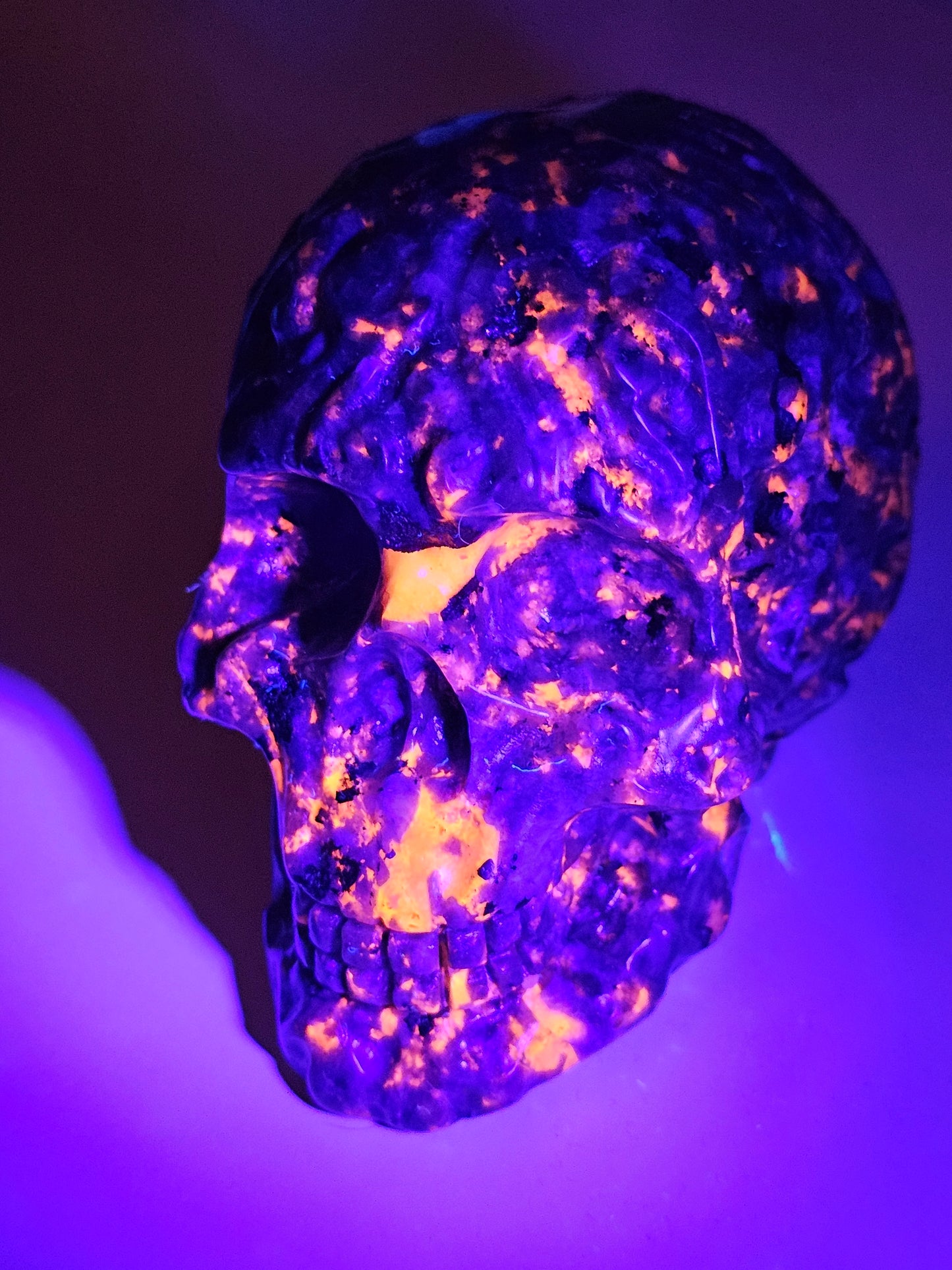 Crâne sculpté en Yooperlite (réactif aux UV)