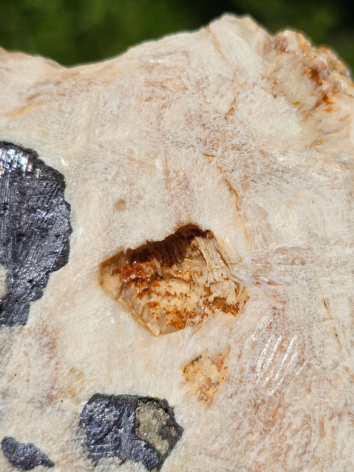 Incroyable Goethite du Maroc avec Baryte, Aragonite et Vanadinite