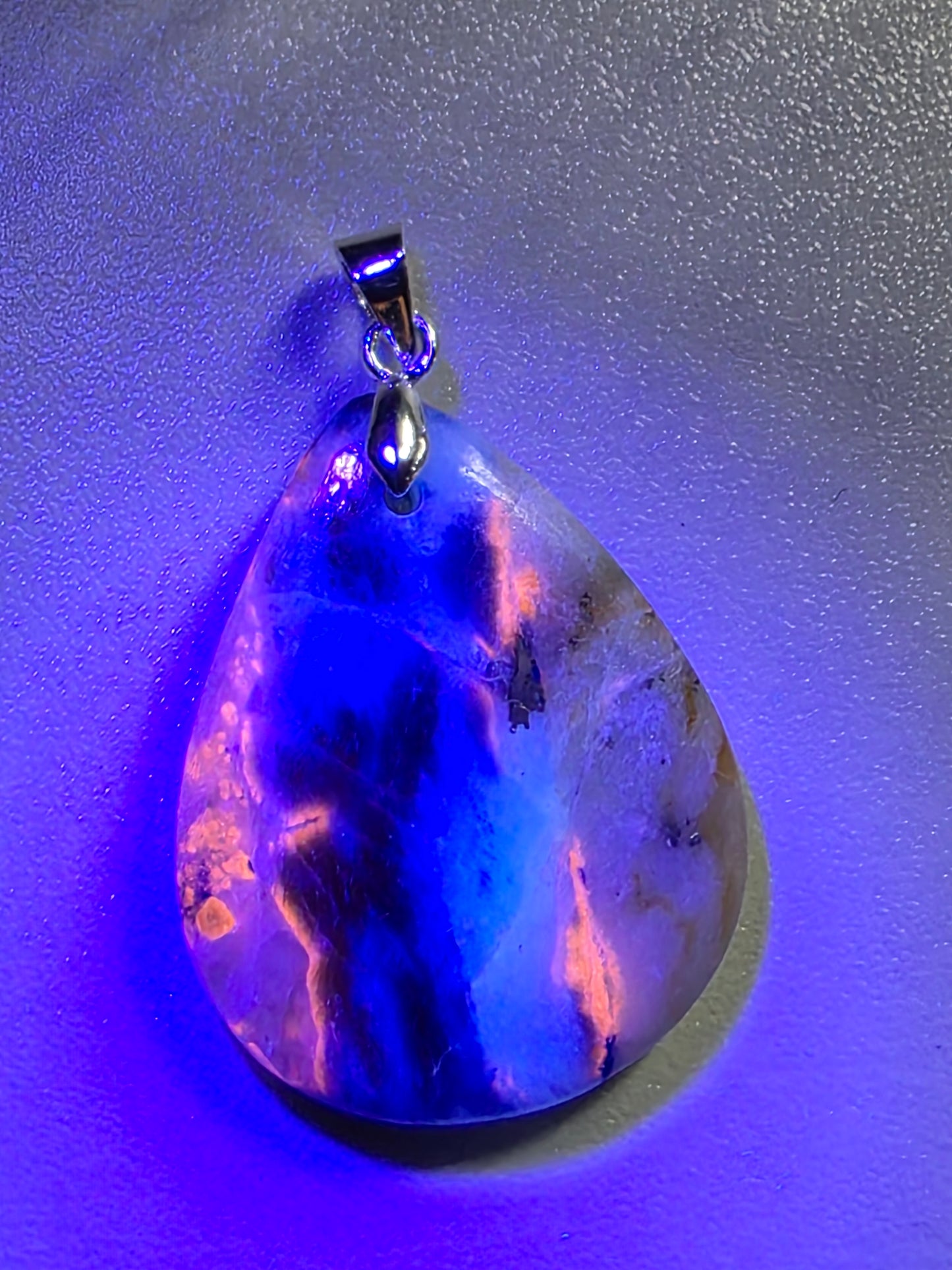 Pendentif Afghanite n°4 (réactif uv)