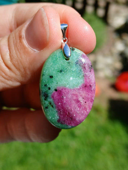 Pendentif Rubis Zoïsite n°9 (réactif UV)