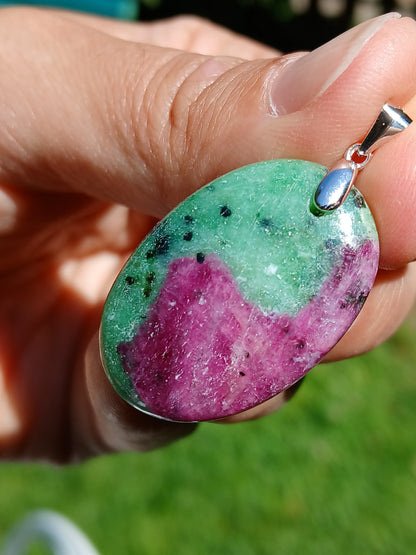 Pendentif Rubis Zoïsite n°9 (réactif UV)