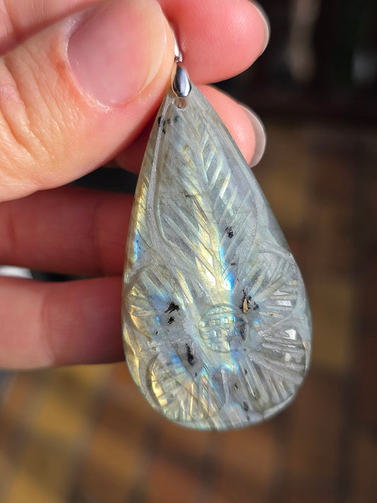 Grand pendentif en Labradorite sculptée