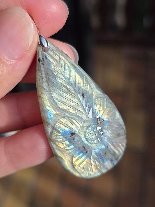 Grand pendentif en Labradorite sculptée