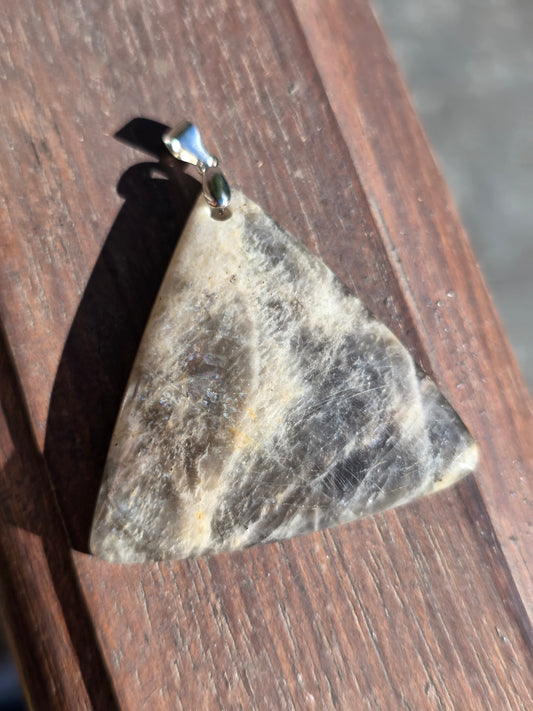 Pendentif triangle en pierre de lune noire