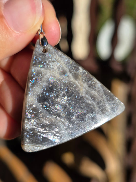 Pendentif triangle en pierre de lune noire