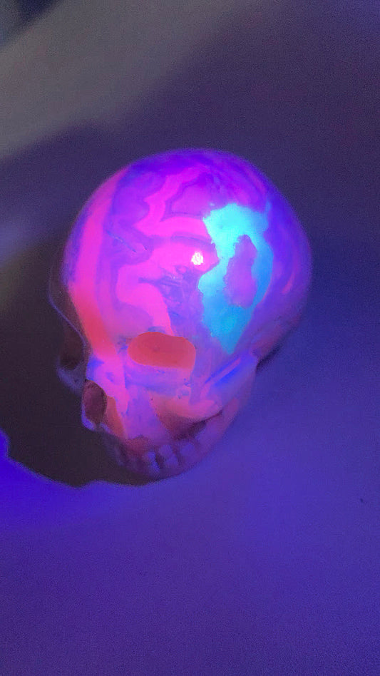 Crâne en Opale rose réactif UV